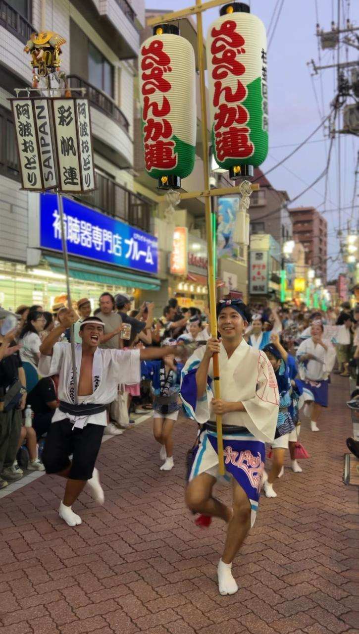 Saipan-ren member Leon Wabol holds Saipan’s own “takahari” during the Koenji Awaodori Festival on Aug. 23, 2025.